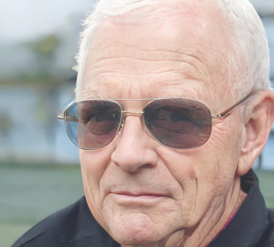 Retrato profesional de Adrián Vázquez