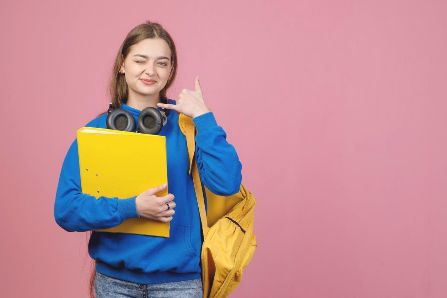 Analista trabajando con modelos financieros en pantalla