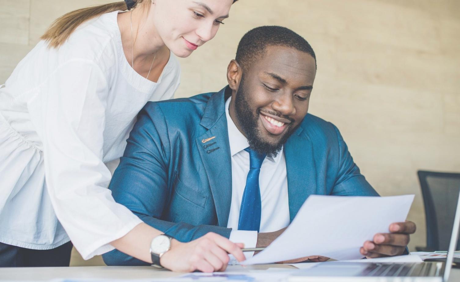 Graduados del programa aplicando técnicas avanzadas en sus roles como analistas senior