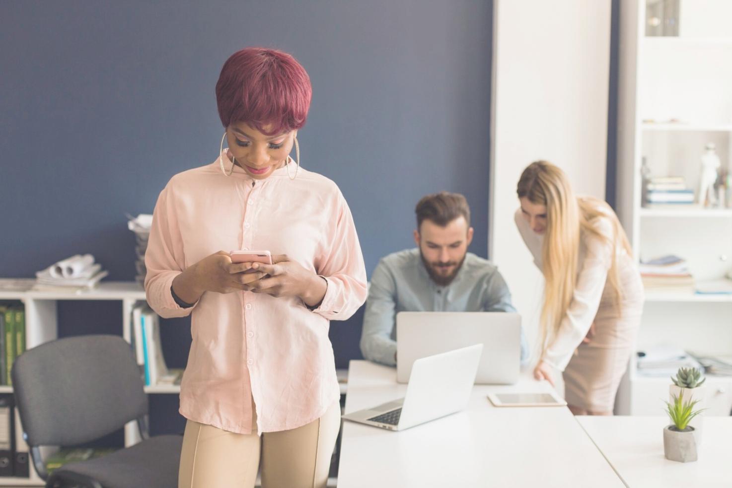 Analista trabajando con modelos financieros complejos en múltiples pantallas