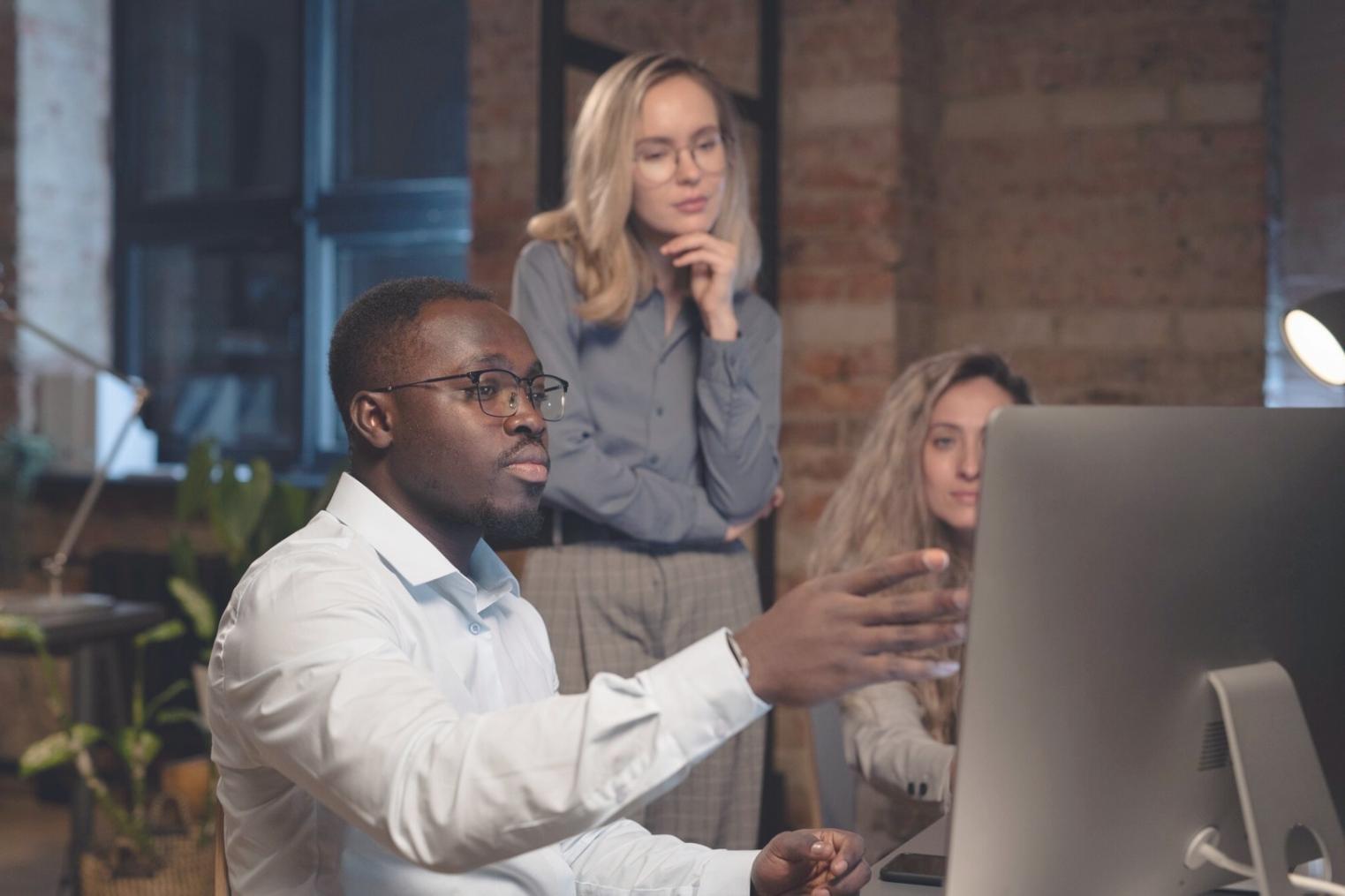 Sesión de formación en modelado financiero con estudiantes