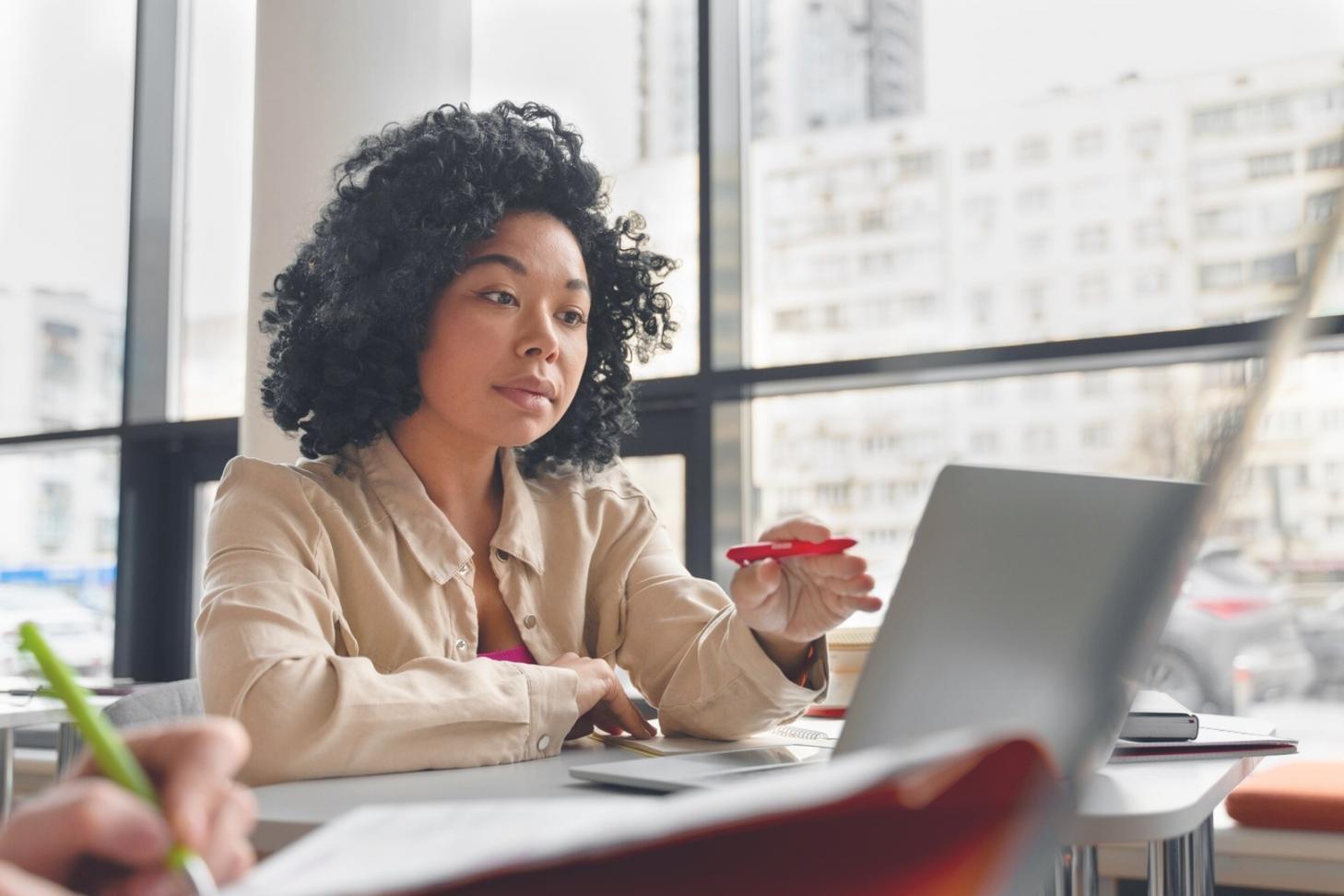 Equipo de analistas trabajando en modelado financiero avanzado