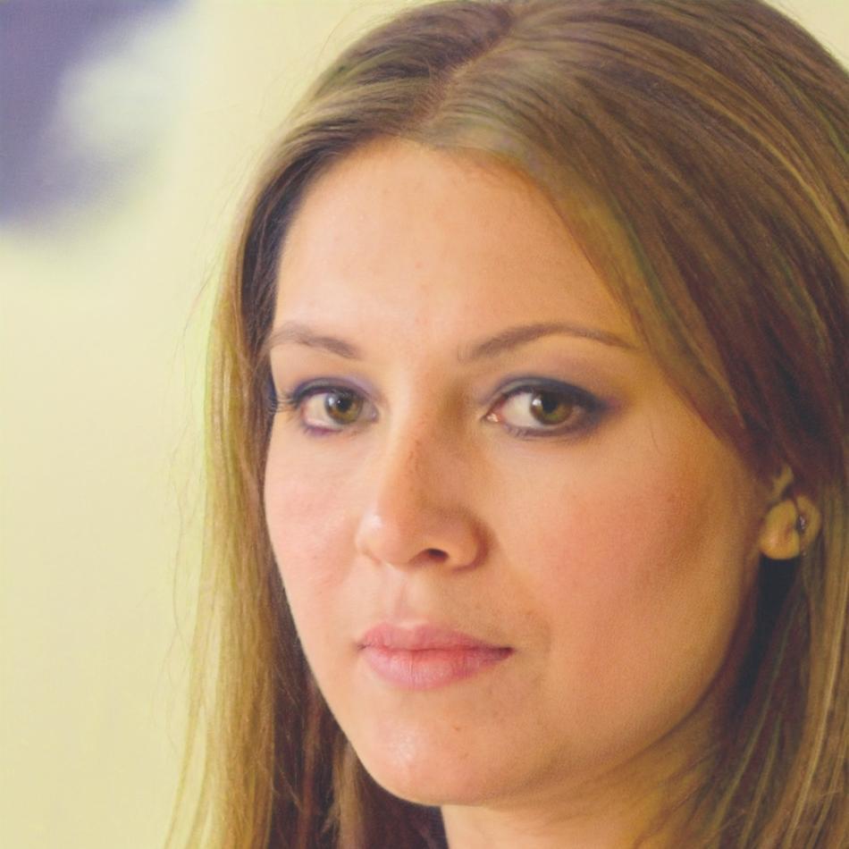 Clara Mendoza, analista senior que completó exitosamente el programa de modelado financiero